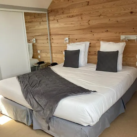 Hotel De La Mer 3*