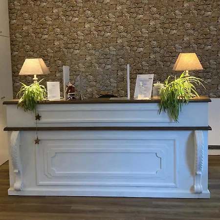 Hotel De La Mer 3*